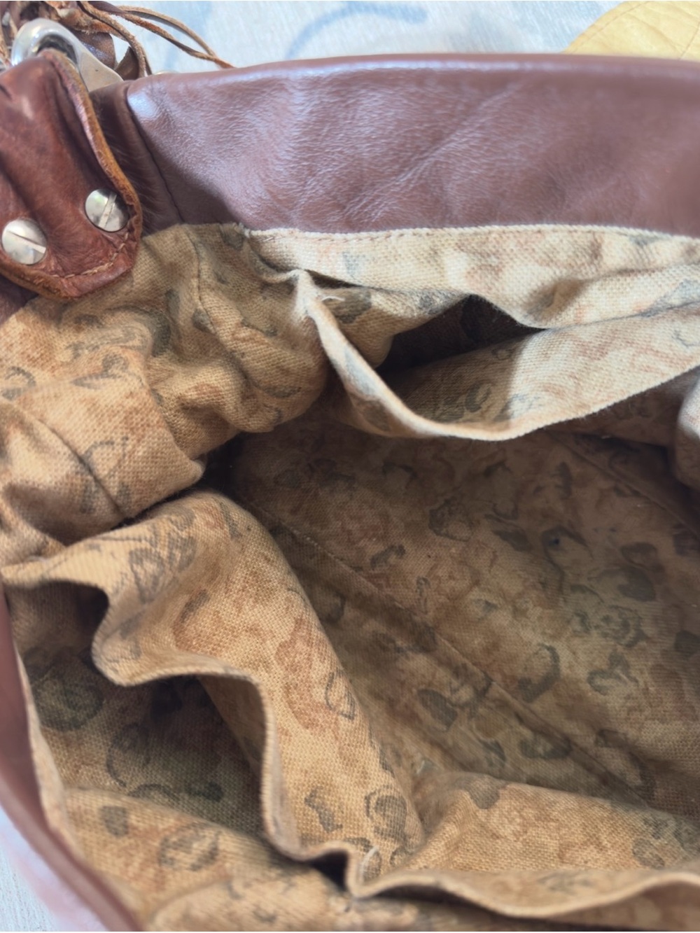 Handcrafted Retro Brown Leather Shoulder Bag with Decorative Stitching - Picture 11 of 16